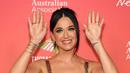 <p>Katy Perry saat menghadiri G'Day USA Arts Gala di Skirball Cultural Center, Los Angeles, California, Amerika Serikat, 28 Januari 2023. Penyanyi berusia 38 tahun itu melengkapi dandanannya dengan gelang dan anting-anting emas. (Monica Schipper/Getty Images/AFP)</p>
