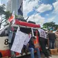 Sejumlah anggota DPD PKS Kota Depok menggelar aksi unjuk rasa di depan kantor KPUD Kota Depok. (Liputan6.com/Dicky Agung Prihanto)