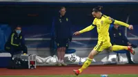 Pemain Swedia Zlatan Ibrahimovic mencoba mengontrol bola saat melawan Kosovo pada pertandingan Grup B kualifikasi Piala Dunia 2022 di Stadion Fadil Vokrri, Pristina, Kosovo, Minggu (28/3/2021). Swedia menang 3-0. (AP Photo/Visar Kryeziu)