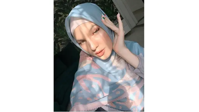 6 Gaya Berhijab Mikaila Patritz, Ratu Vampir di Sinetron GGS yang Sudah Mualaf