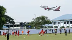 Pemain Persija saat mengikuti sesi latihan di Lapangan Sutasoma Halim, Jakarta, Jumat (29/12/2017). Macan Kemayoran mendatangkan striker asal Kroasia, Marco Simic, untuk dua musim ke depan. (Bola.com/M Iqbal Ichsan)