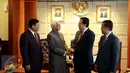 Wakil Presiden India Hamid Ansari (kedua kiri) bertemu dengan Ketua DPD RI, Irman Gusman (kedua kanan), Jakarta, Selasa (3/11/2015). Pembicaraan fokus pada hubungan demokrasi dan budaya antara Indonesia dan India. (Liputan6.com/Johan Tallo)