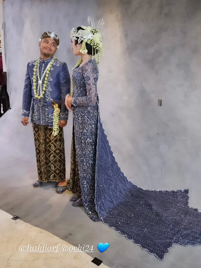 Ochi Rosdiana di hari pernikahannya dengan konsep adat tradisional. [@renzilazuardi]