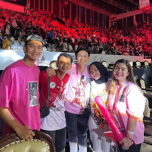 6 Potret Kedekatan Hafna Alliya Istri Angga Putra dan Rekan Artis, Bak Teman Lama