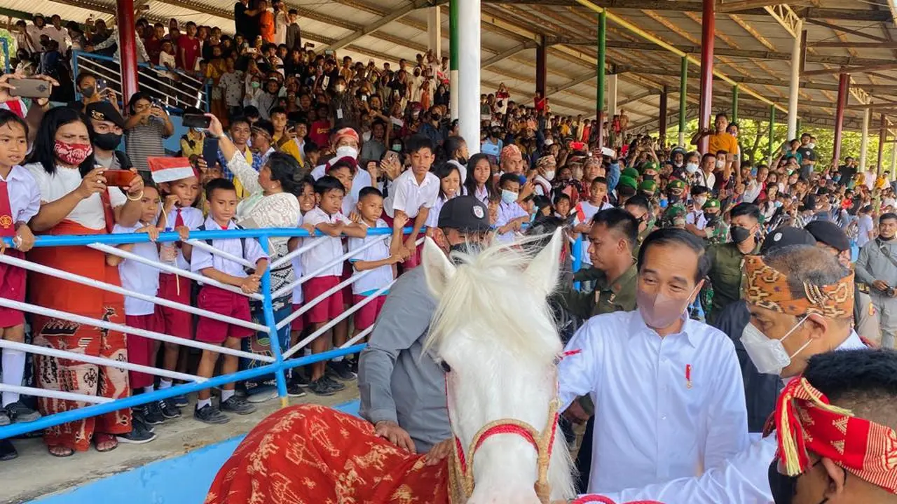 Presiden Jokowi dan Ibu Negara Iriana menyaksikan balap pacuan kuda, di Kabupaten Sumba Timur, NTT, Kamis (2/6/2022). (Foto: Biro Pers Sekretariat Presiden)