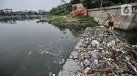 Petugas UPK Badan Air Dinas Lingkungan Hidup saat membersihkan sampah yang mencemari Waduk Cincin, Jakarta Utara, Rabu (23/6/2021). Pengerukan sampah dilakukan secara rutin guna menjaga kebersihan dan keindahan waduk, terutama saat memasuki musim penghujan. (merdeka.com/Iqbal S Nugroho)