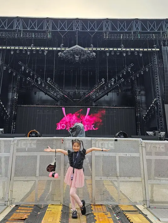 Potret penampilan Thalia saat menyaksikan konser Blackpink. Banyak yang menyebut Thalia mirip dengan Jennie salah satu anggota group asal Korea Selatan tersebut. "Mini jennie nonton jennie,"  tulis esta_veronika. "Cici thalia lagi nonton kembarannya, Kim jennie,"tulis tiararahmawati873. [Istagram/thaliaputrionsu]