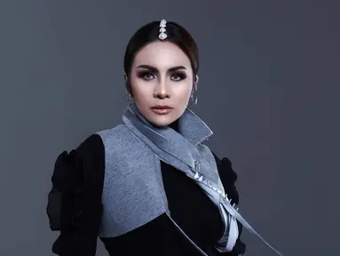 Narova Morina Sinaga atau Momo Geisha tampil begitu menawan dalam pemotretan terbarunya. Aura yang dipancarkan oleh wanita 36 tahun ini pun mencuri perhatian netizen. (Liputan6.com/IG/@therealmomogeisha)