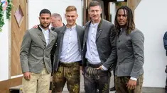 (Dari kiri) Pemain Bayern Munchen Serge Gnabry bersama rekan setimnya Joshua Kimmich, Robert Lewandowski, dan Renato Sanches menikmati akhir dengan mengunjungi festival bir tahunan Oktoberfest di Munich, Jerman, Minggu (7/10). (Matthias Balk/dpa via AP)