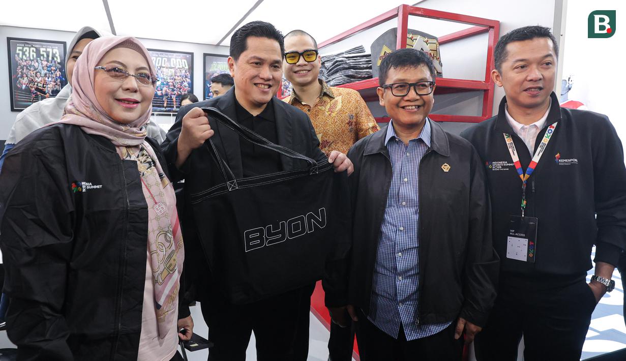Menpora Erick Thohir (tengah) ketika berada di booth Byon bersama Yoshua Marcellos di Indonesia Sports Summit 2025 (ISS 2025) resmi digelar di Indonesia Arena, Senayan, Jakarta pada Sabtu (6/12/2025).