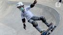 Seorang anak dengan menggunakan masker dan face shield berlatih skateboard di Crooz Shophouse di kawasan Duren Tiga, Jakarta Selatan, Minggu (2/8/2020). Sekitar tiga minggu ini mereka kembali melakukan latihan seminggu dua kali dengan menerapkan protokol kesehatan. (merdeka.com/Arie Basuki)