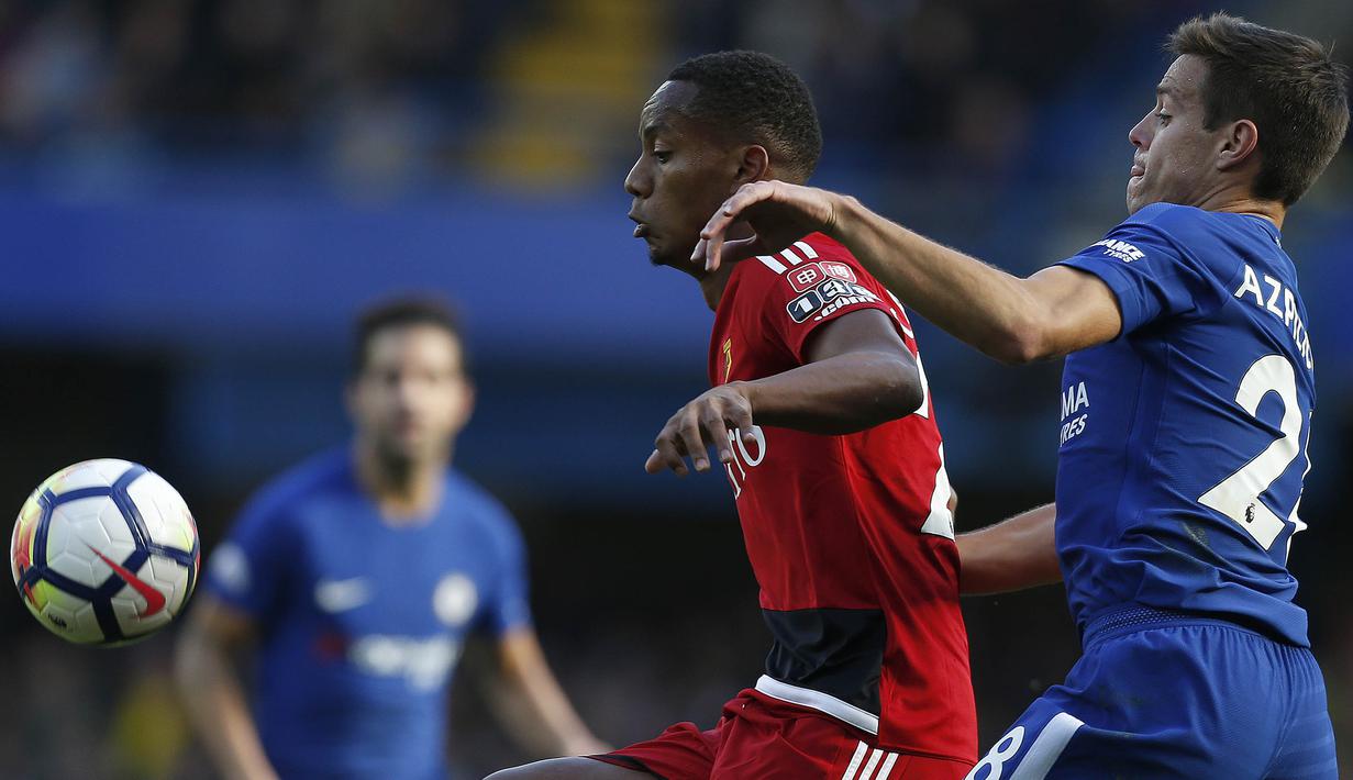 Gelandang Watford, Andre Carrillo, berusaha melewati bek Chelsea, Cesar Azpilicueta, pada laga Premier League di Stadion Stamford Bridge, London, Sabtu (21/10/2017). Chelsea menang 4-2 atas Watford. (AFP/Ian Kington)