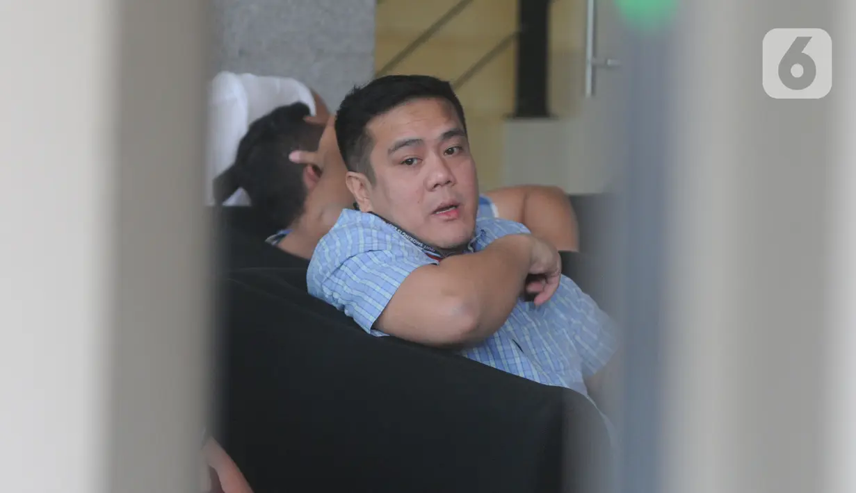Putra Menkumham Yasonna Laoly, Yamitema Tirtajaya Laoly menunggu di lobi gedung KPK, Senin (18/11/2019). Yamitema diperiksa sebagai saksi untuk tersangka Kepala Dinas PUPR Kota Medan nonaktif Isa Ansyari terkait kasus suap proyek jabatan di lingkungan Pemerintah Kota Medan. (merdeka.com/Dwi Narwoko)
