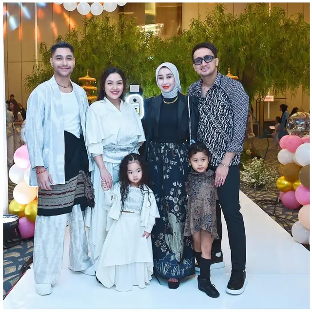 10 Potret Baju Pesta Artis Bertema Tradisional di Perayaan Ultah Ria Ricis dan Moana
