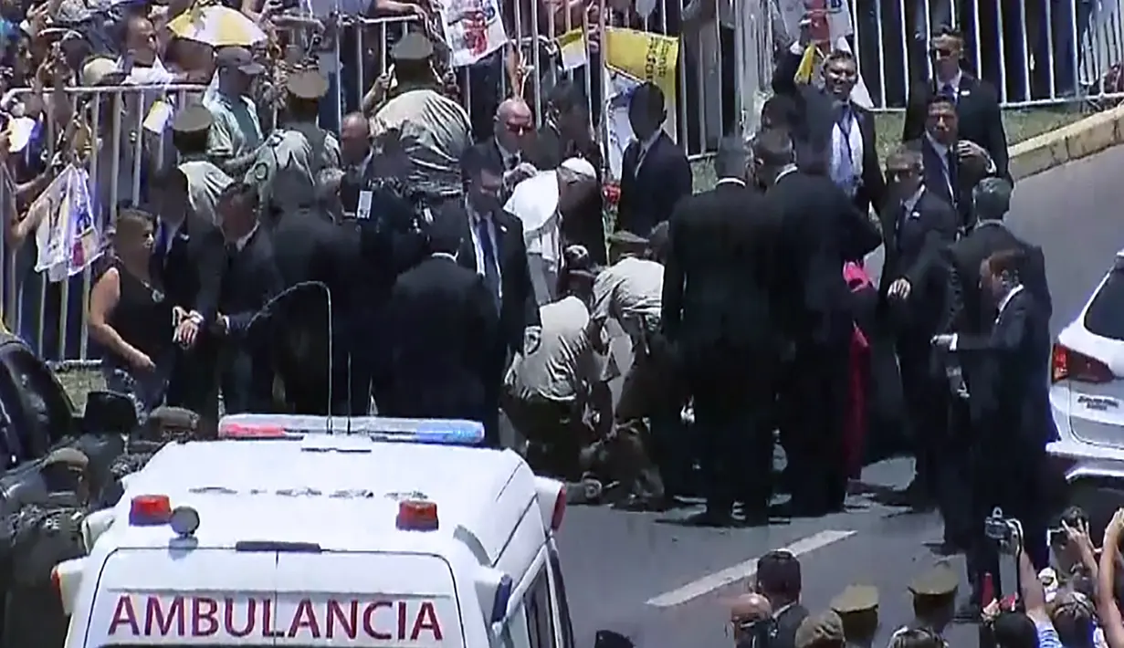 Rombongan Paus Fransiskus berhenti saat polisi perempuan jatuh dari kudanya di jalanan kota Iquique, Chile, Kamis (18/1). Rombongan baru bergerak usai polisi itu dibawa dengan ambulans (HO/NATIONAL COMMISSION FOR THE POPE’S VISIT AND CHILEAN CHANNELS/AFP)