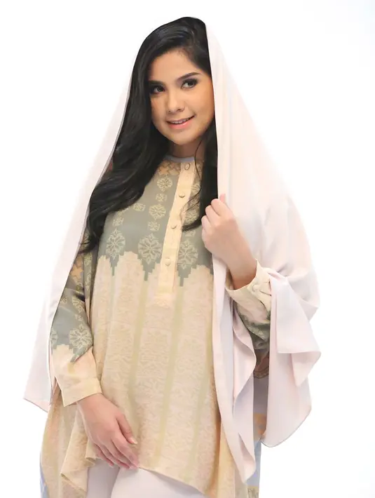 Sekitar 20 tahun Agus Yudhoyono berkecimpung di dunia militer. Melalui video conference, sang suami yang sedang di Australia membawa pasukan berlatih. Ayahnya memberi tahu menjadi kadidat kuat calon Gubernur DKI. (Bambang E. Ros/Bintang.com)