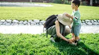 Inspirasi 6 Outfit Ibu dan Anak Laki-laki, Tampil Kompak dan Stylish di 2025