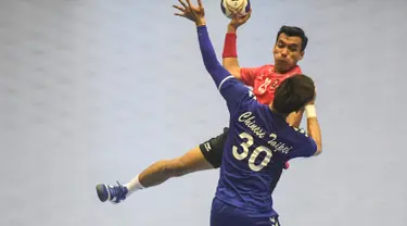 Pemain bola tangan putra Indonesia, Rian Kurniawan (23) dihadang pemain Chinese Taipei, Hsienming Hsu (30) dalam babak utama grup 3, Asian Games 2018 di GOR Popki, Cibubur, Jumat (24/8). Indonesia kalah 19-37. (ANTARA FOTO/INASGOC/Fulli Syafi/mes/18)