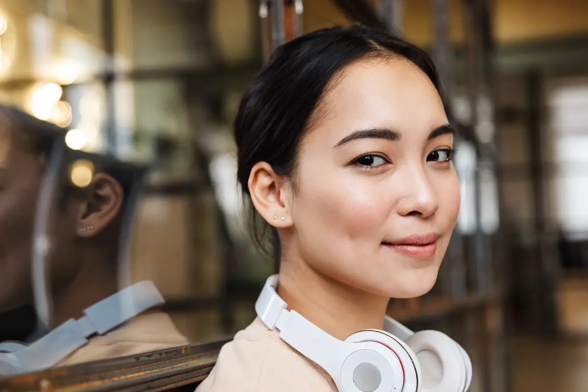 perempuan dewasa mandiri kalem