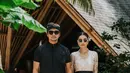 Kebaya ini dipadukan dengan kain kamen hitam bermotif emas, menciptakan kesan mewah namun tetap sederhana.  [@miktambayong].