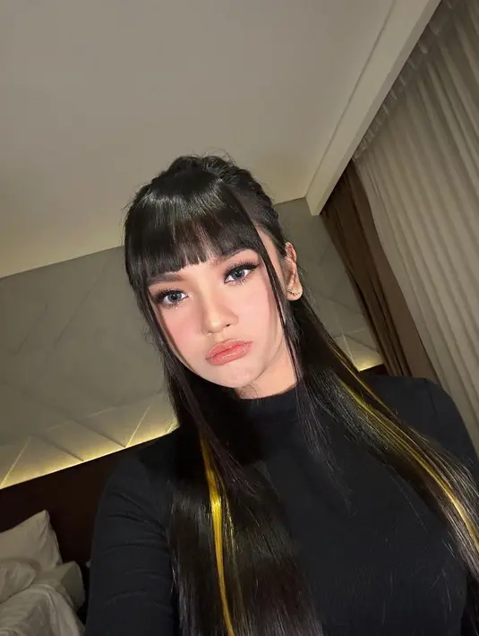Paras Lyodra yang manis memang bikin semua orang terpukau. Tampil dengan poni dan rambut lurus panjang yang diikat setengah, penampilannya jadi manglingi. Selaras dengan outfit, rambut perempuan asal Medan itu juga diberi sedikit warna kuning. Sehingga, membuatnya lebih fresh. (Liputan6.com/IG/@lyodraofficial)