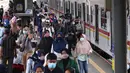 Penumpang menunggu kereta Commuterline di Stasiun Tanah Abang, Jakarta, Senin (11/1/2021). Kereta Api Indonesia (KAI) Commuter Line tetap melayani pelanggan dengan 964 perjalanan KRL per hari menggunakan 91 rangkaian KRL. (Liputan6.com/Angga Yuniar)