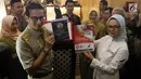 Wakil Gubernur DKI Jakarta Sandiaga Uno dan Kepala BPOM RI Penny K Lukito menunjukkan stiker aman saji Asian Games 2018 di salah satu restoran di Plaza Indonesia, Jakarta, Selasa (24/7). (Liputan6.com/Arya Manggala)