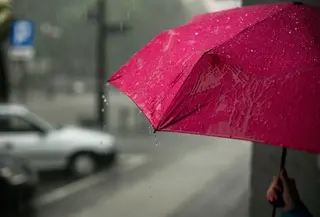 Ilustrasi hujan, payung. (Photo by Erik Witsoe on Unsplash)