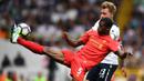 Gelandang Liverpool, Giorginio Wijnaldum, membuang bola dari jangkauan gelandang Tottenham, Christian Eriksen. Tertinggal 0-1 membuat tuan rumah meningkatkan serangan. (Reuters/Dylan Martinez)
