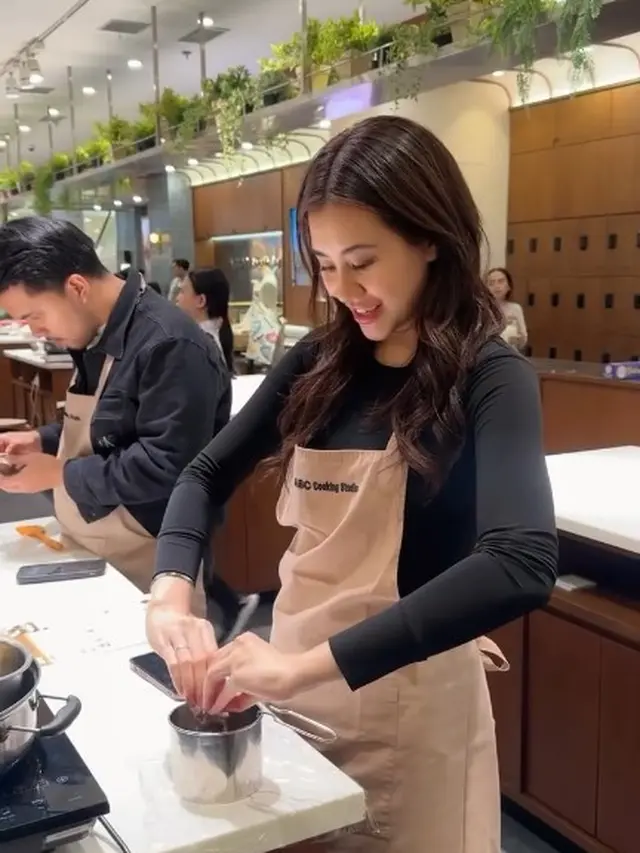 Mahalini dan Aaliyah Ikut Kelas Masak