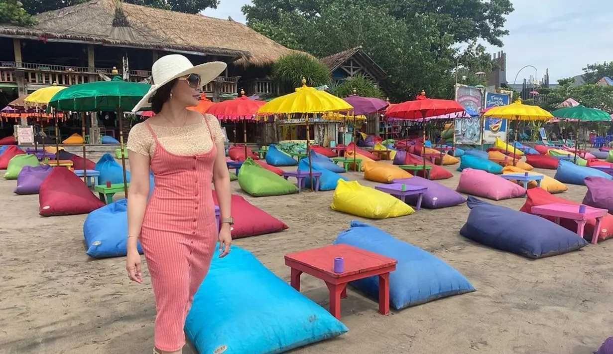 Masih edisi plesir di Pulau Bali, wanita kelahiran Surabaya ini tampak begitu menikmati sepoinya angin. Tak lupa aksesori berupa kacamata hitam selalu ia pakai untuk menghalau silaunya matahari. Penampilannya makin elegan dengan topi bundar yang dipadu dengan mini dress warna pastel. (Liputan6.com/IG/@tessakaunang_tuiit)