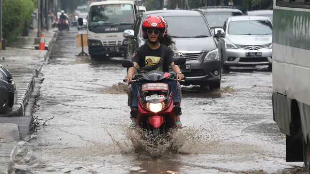 20151107-Diguyur Hujan, Jalan Cikini Raya Tergenang Air -Jakarta