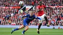 Pemain Manchester United, Eric Bailly berebut bola pada laga pekan kelima Liga Inggris 2017/2018 di Stadion Old Trafford, Minggu (17/9). Tanpa ampun, Everton dipermak Red Devils dengan skor 0-4. (AP Photo/Rui Vieira)