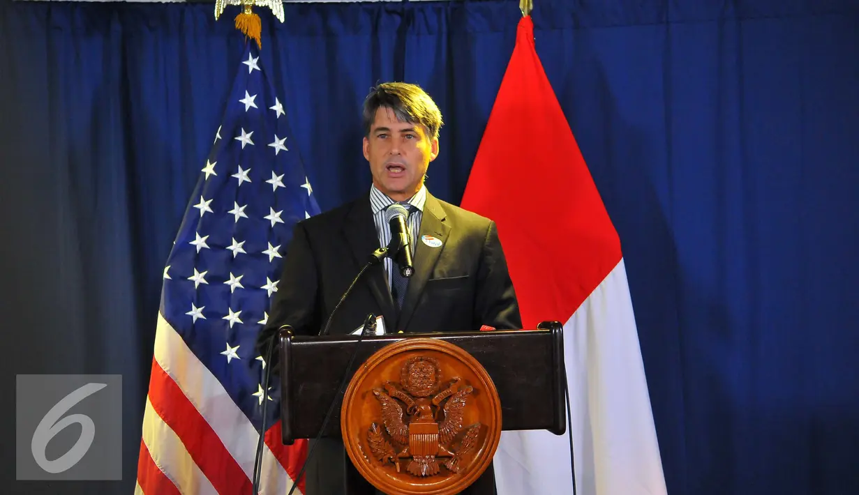 Pejabat sementara Duta Besar Amerika Serikat di Indonesia, Brian McFeeters, memberikan keterangan terkait pemilu AS saat simulasi pemilihan Presiden Amerika Serikat di @america, di Jakarta, Rabu (9/11).(Liputan6.com/Angga Yuniar)