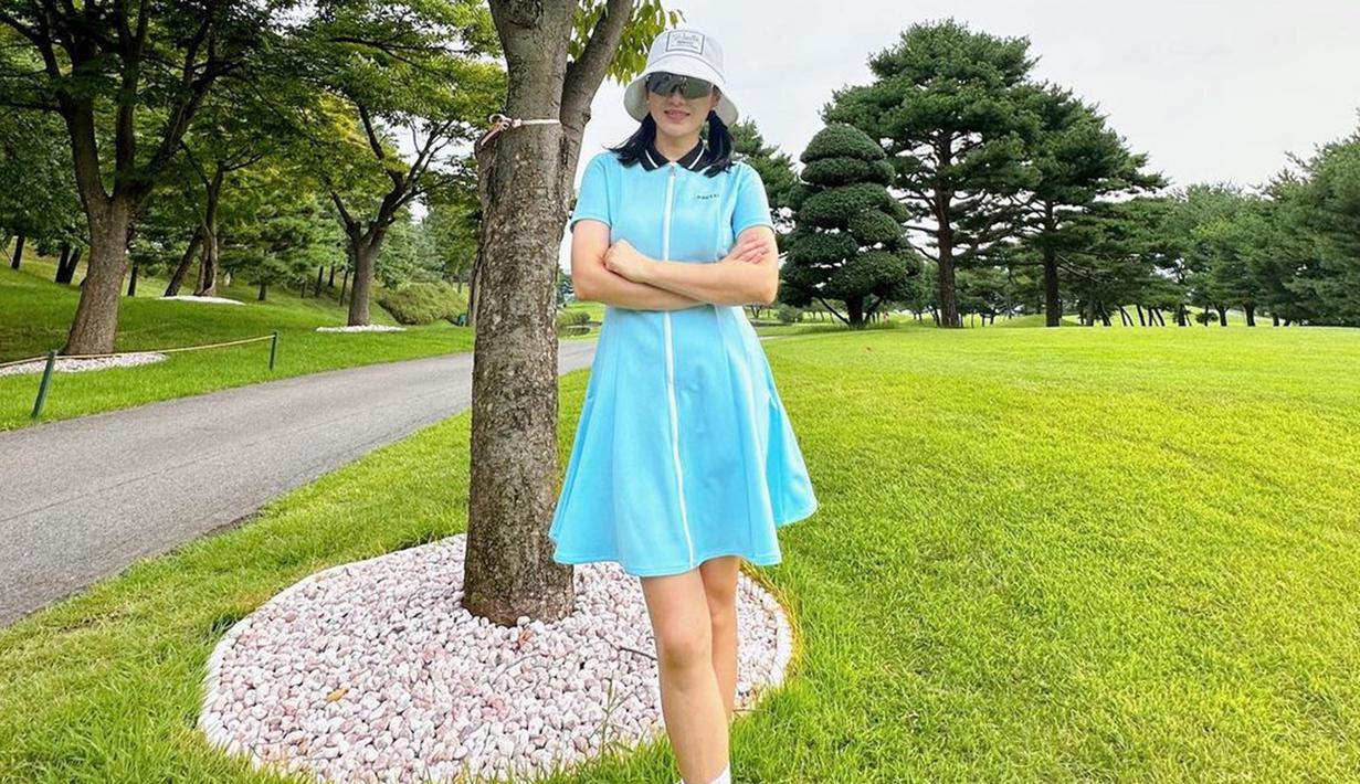 Keduanya baru-baru ini kembali bermain golf bersama dalam akun Instagram milik Ye Jin. Bahkan, sang suami, Hyun Bin disebut-sebut mengambil semua foto sang istri. (Liputan6.com/IG/@yejinhand)