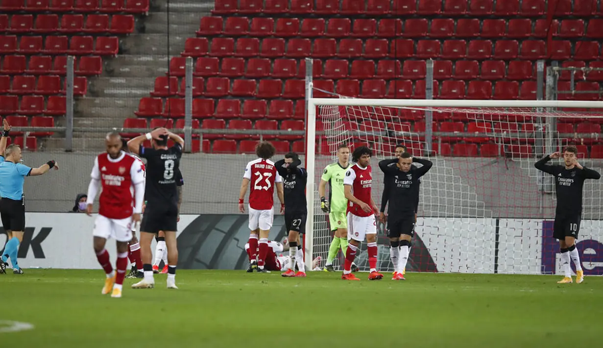 Wasit Bjorn Kuipers (kiri) meniup peluit panjang pada akhir laga leg kedua babak 32 besar Liga Europa antara Arsenal dan Benfica di Stadion Georgios Karaiskakis, Piraeus, Athena, Yunani, Kamis (25/2/2021). Arsenal menang 3-2. (AP Photo/Thanassis Stavrakis)