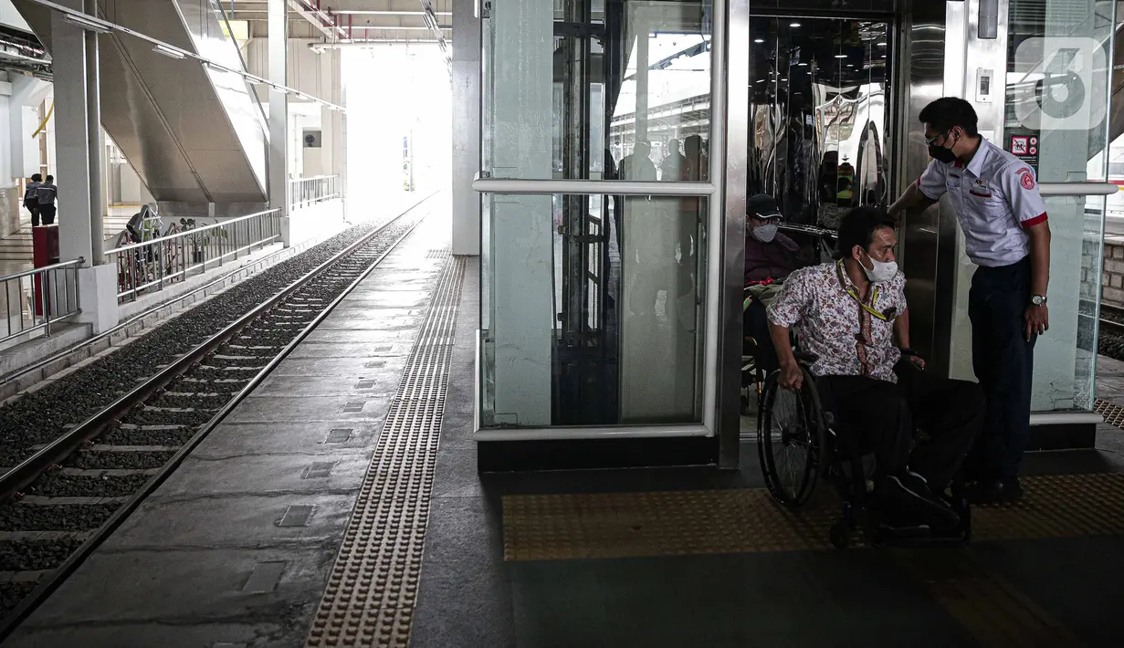 Penyandang disabilitas menjajal fasilitas di Stasiun Jatinegara, Jakarta, Jumat (3/12/2021). KAI Commuter berupaya memperbaiki layanan perkeretaapian, termasuk meningkatkan aksesibilitas di kereta dan stasiun. (Liputan6.com/Faizal Fanani)