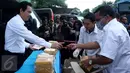 Petugas membuka barang bukti sabu jelang pemusnahan narkotika jenis sabu di lapangan parkir BNN, Jakarta, Senin (24/10). Sebanyak 32.710,50 gram atau 32 kg sabu yang berasal dari jaringan Medan berhasil dimusnahkan. (Liputan6.com/Gempur M Surya)