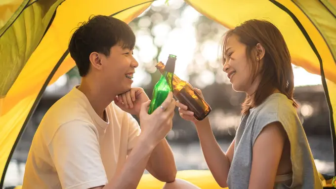 couple kencan romantis camping