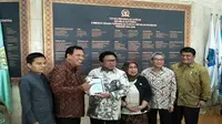 Ketua DPD RI Oesman Sapta Odang melaporkan Surat Pemberitahuan (SPT) Pajak Tahun 2017 di Gedung DPD RI. (Liputan6.com/Septian Deny)