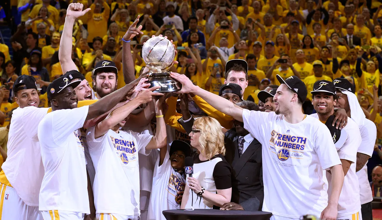 Pemain Golden State Warriors mengangkat piala usai memenangkan di Game ke 5 final wilayah barat melawan Houston Rockets di Oakland, California, (27/5/2015). Warriors menang 104-90 dan melaju ke final NBA setelah 40 tahun. (Kyle Terada-USA TODAY Sports)