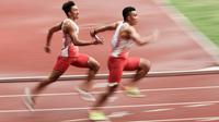 Pelari estafet Boby Yaspi dan Eko Rimbawan pada ajang Invitation Tournamen sebagai ajang test event jelang Asian Games 2018,di Lapangan Panahan Gelora Bung Karno, Jakarta, Rabu (14/2/2018). (Bola.com/Peksi Cahyo)