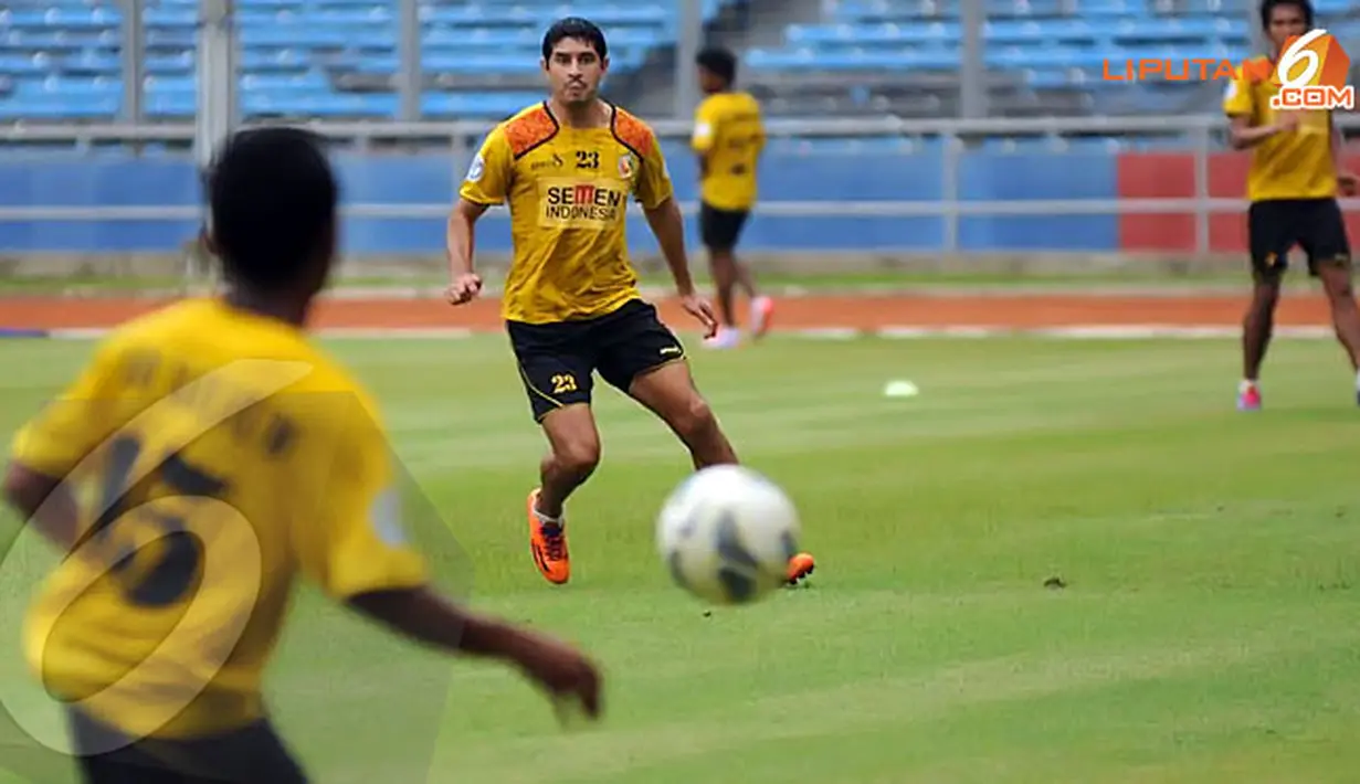 Pemain asing Semen Padang Esteban Vizcarra (tengah) bersiap menerima umpan yang akan diberikan oleh Hendra Adi Bayauw saat berlatih di Stadion GBK Jakarta (Liputan6.com/Helmi Fithriansyah)
