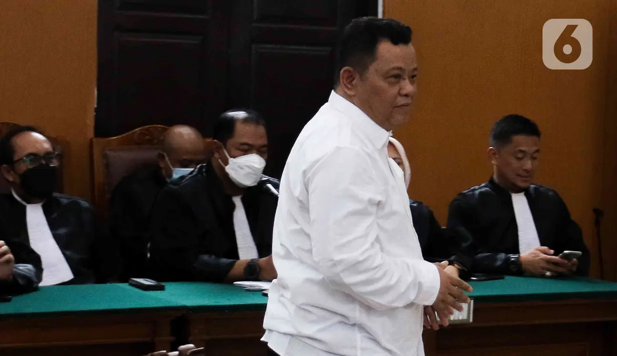 Terdakwa kasus dugaan pembunuhan berencana Nofriansyah Yosua Hutabarat atau Brigadir J, Kuat Ma'ruf tiba untuk mengikuti sidang lanjutan di PN Jakarta Selatan, Jakarta, Selasa (31/1/2023). Diketahui, Kuat Ma'ruf dituntut 8 penjara oleh jaksa terkait kasus pembunuhan berencana Brigadir Yosua Hutabarat. (Liputan6.com/Herman Zakharia)