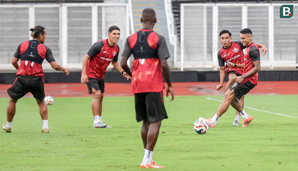 Sejumlah pemain Persija melakukan rondo dalam sesi latihan resmi menjelang laga BRI Super League 2025/2026 melawan Persijap Jepara di Stadion Madya, Senayan, Jakarta, Jumat (02/01/2026). (Bola.com/Abdul Aziz)