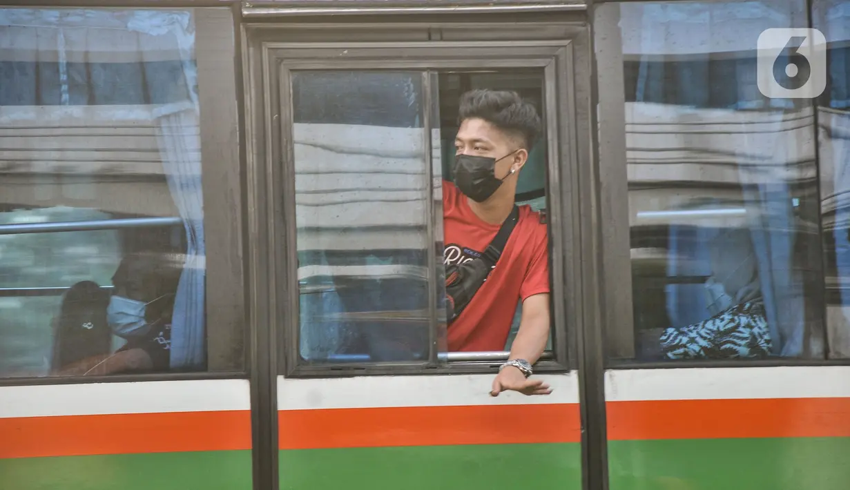 Kondektur bus kota saat mencari penumpang di Jalan Jenderal Sudirman, Jakarta, Selasa (4/1/2022). Keputusan peningkatan status PPKM Jakarta tertuang dalam Instruksi Menteri Dalam Negeri (Inmendagri) Nomor 1 Tahun 2022 tentang PPKM Level 3, 2 dan 1 di wilayah Jawa dan Bali. (merdeka.com/Iqbal S. Nugr