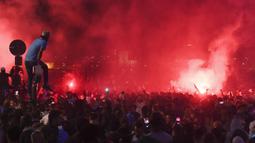 Suporter Marseille turun ke jalan merayakan keberhasilan lolos ke final Liga Europa setelah mengalahkan Salzburg di Marseille, Kamis (3/5/2018). Marseille lolos dengan unggul agregat 3-2 atas Salzburg. (AFP/Anne-Christine Poujoulat)