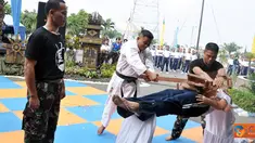 Citizen6, Surabaya: Seni bela diri kekebalan tubuh bahkan dengan mata tertutup turut di tampilkan oleh siswa Diktukpa angkatan - 41. (Pengirim: Penkobangdikal)