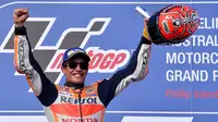 Pembalap Repsol Honda, Marc Marquez merayakan kemenangannya diatas podium usai keluar sebagai juara MotoGP Australia di Phillip Island (22/10). Dalam MotoGP Australia ini tempat kedua diisi Rossi dan ketiga menjadi milik Vinales. (AP Photo/Andy Brownbill)