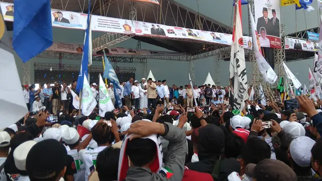 Capres nomor urut 02 Prabowo kampanye di Stadion Pekansari, Bogor.